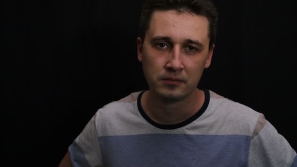 Entusiastisk Ung Vacker Kaukasiska Man Visar Sin Känsla Närbild — Stockvideo