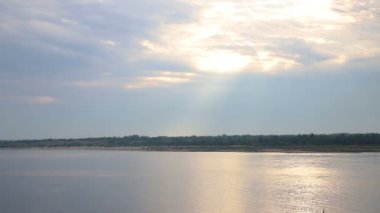 Nehir üzerinde sabah bulutlu gökyüzü, Güneş ışınları bulutlar üzerinden break, uzak plan, zaman atlamalı