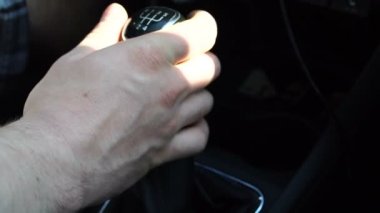 Sürücünün eli manuel şanzıman hızını değiştirir, yakın çekim