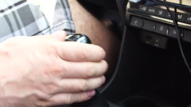 Sürücünün eli manuel şanzıman hızını değiştirir, yakın çekim