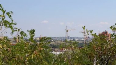 Birkaç kule vinç çok katlı bir bina inşa ve taşıma kargo, uzun menzilli plan, zaman atlamalı