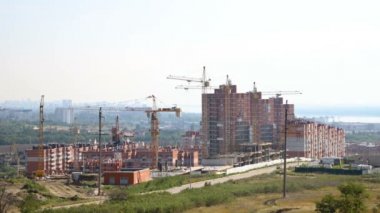 Birkaç kule vinç çok katlı bir bina inşa ve taşıma kargo, uzun menzilli plan, zaman atlamalı