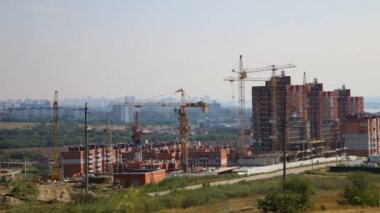 Birkaç kule vinç çok katlı bir bina inşa ve taşıma kargo, uzun menzilli plan, zaman atlamalı