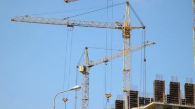 Birkaç kule vinç çok katlı bir bina inşa ve taşıma kargo, orta plan, zaman atlamalı