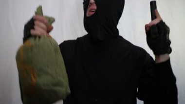 Bir tabanca ile bir silah dansları ile genç şımarık Kafkas soyguncu ve avında, yakın çekim sevinirler