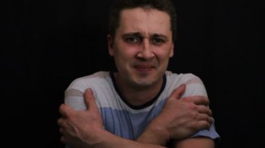 Genç yakışıklı beyaz adam duygusal yakın çekim gösterir