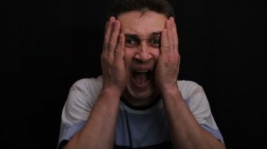 Genç yakışıklı beyaz adam duygusal yakın çekim gösterir