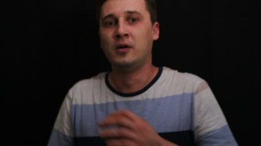 Genç yakışıklı beyaz adam duygusal yakın çekim gösterir