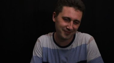 utanç genç yakışıklı beyaz adam onun duygu yakın çekim gösterir