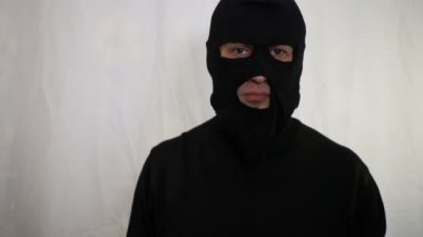 Genç çetin bir silah ile Kafkas soyguncusu madenciliğe sevinti ve çerçeveden aşağı geliyor, yakın çekim