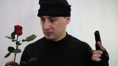 Savaş veya barış kavramı. Bir tabanca ve bir gül ile genç Kafkas soyguncusu savaş olarak bir tabanca seçer ve bir Balaclava koyar, yakın çekim