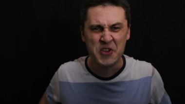 sinirli genç yakışıklı beyaz adam onun duygu yakın çekim gösterir