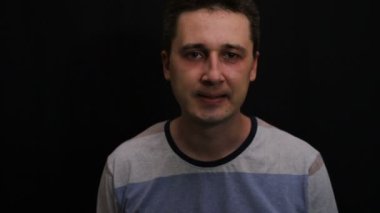 sinirli genç yakışıklı beyaz adam onun duygu yakın çekim gösterir