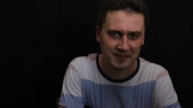 sinirli genç yakışıklı beyaz adam onun duygu yakın çekim gösterir