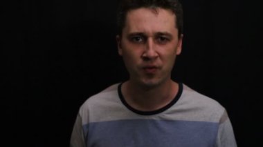 sinirli genç yakışıklı beyaz adam onun duygu yakın çekim gösterir