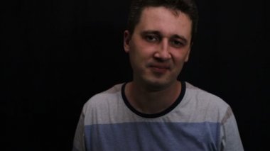 sinirli genç yakışıklı beyaz adam onun duygu yakın çekim gösterir