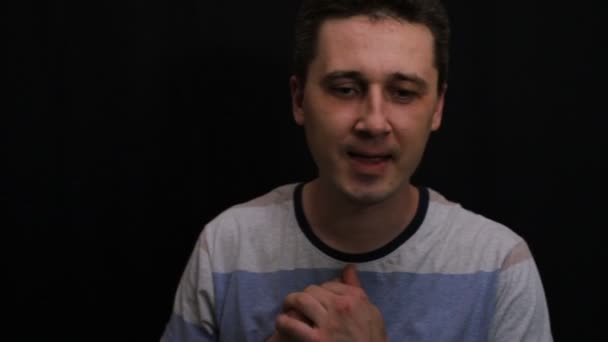 Восторженный Молодой Красивый Кавказский Мужчина Показывает Свои Эмоции Крупным Планом — стоковое видео