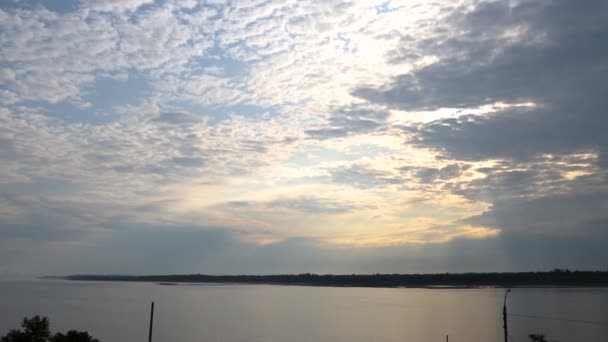 Cielo Nublado Mañana Sobre Río Los Rayos Del Sol Rompen — Vídeos de Stock