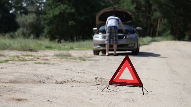 Ung Kaukasisk Man Inrätta Nödsituation Underteckna Och Reparera Bil Lång — Stockvideo