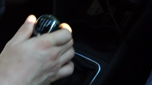 Mano Del Conductor Cambia Velocidad Una Transmisión Manual Primer Plano — Vídeo de stock