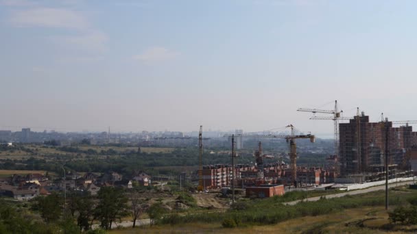 Plusieurs Grues Tour Construisent Bâtiment Plusieurs Étages Transportent Des Marchandises — Video