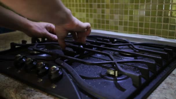 男人从煤气炉中取出烤架清洗 — 图库视频影像