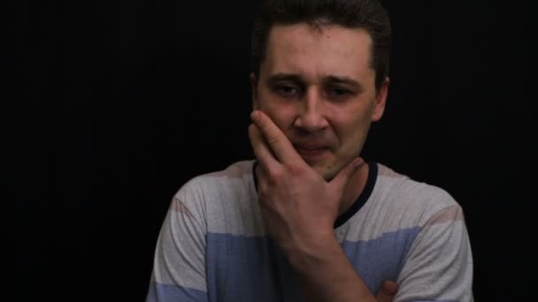 Робкий Молодой Красивый Белый Мужчина Показывает Свои Эмоции Крупным Планом — стоковое видео