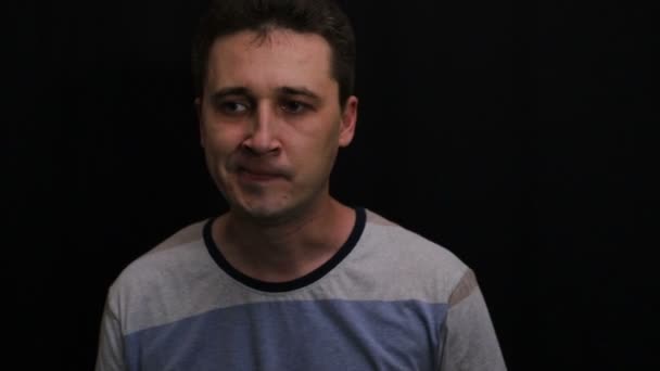 Bázlivý Fešák Kavkazan Ukazuje Jeho Emoce Zblízka — Stock video
