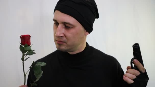 Концепция Войны Мира Молодой Кавказский Грабитель Пистолетом Розой Выбирает Войне — стоковое видео