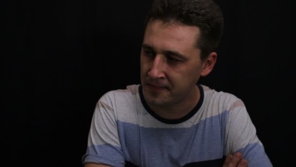 Drażniony Młody Przystojny Kaukaski Mężczyzna Pokazuje Jego Emocje Zbliżenie — Wideo stockowe