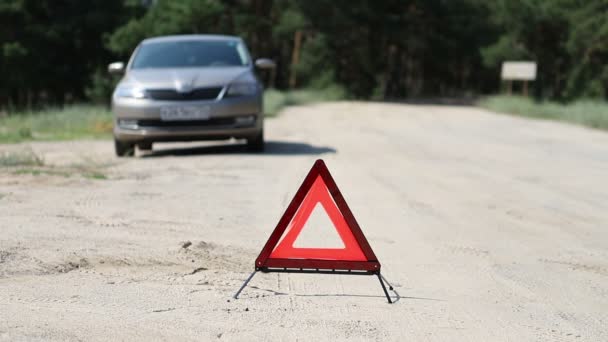 Nöd Skylten Visas Nära Den Trasiga Bilen Bilen Fokus Medium — Stockvideo