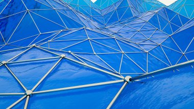 metal ızgara ile şeffaf mavi düşük poli arka plan. 3d render