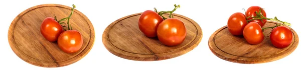 Zralá červená rajčata na kulaté dřevěné řezací desce. sada — Stock fotografie