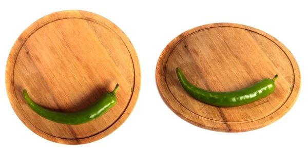 Chiles verdes en una tabla de cortar de madera. en un blanco —  Fotos de Stock