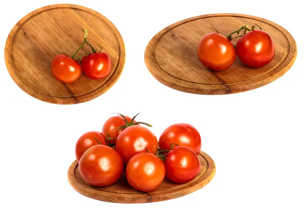Tomates vermelhos maduros em uma tábua de corte de madeira redonda. conjunto — Fotografia de Stock