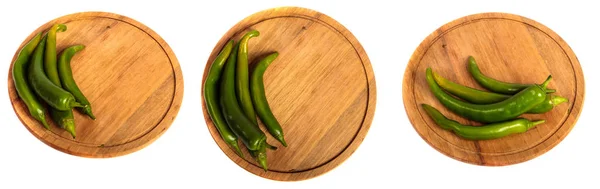 Peperoncini verdi su un tagliere di legno. su un bianco — Foto Stock