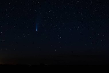 Yıldızlı gece gökyüzünde kuyruklu yıldız neowise.