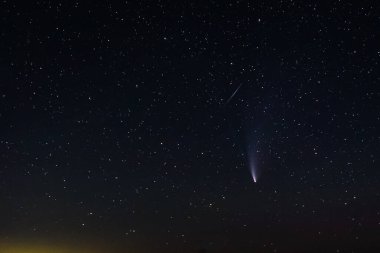 Yıldızlı gece gökyüzünde kuyruklu yıldız neowise.