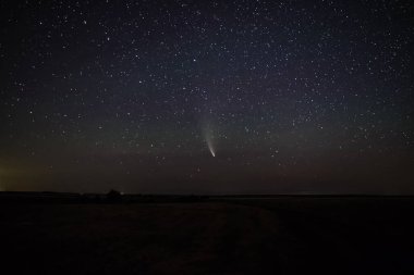 Yıldızlı gece gökyüzünde kuyruklu yıldız neowise.