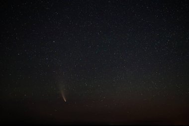 Yıldızlı gece gökyüzünde kuyruklu yıldız neowise.