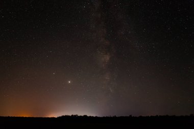 Gecenin, yıldızlı gökyüzünün fotoğrafı..