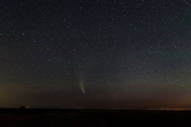 Yıldızlı gece gökyüzünde kuyruklu yıldız neowise.