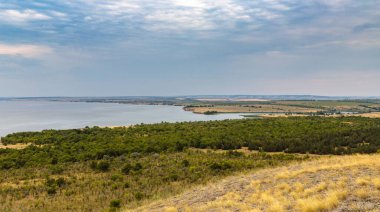 Volgograd rezervuarının manzarası. Yaz manzarası