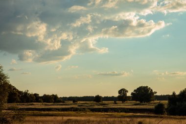 Akşam bozkırlarında mavi gökyüzü ve bulutlarla