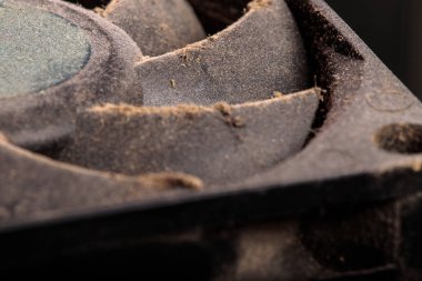 Tozlu bilgisayar soğutucusu kapat