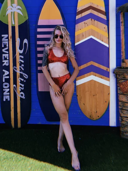 Dziewczyna Czerwonym Stroju Kąpielowym Obok Desek Surfingowych — Zdjęcie stockowe