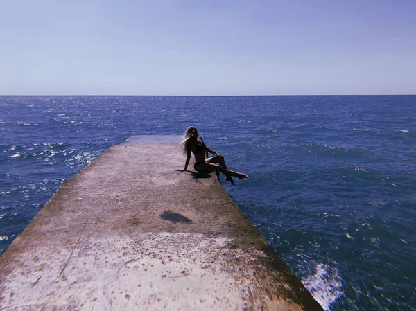 Chica Sentada Muelle — Foto de Stock