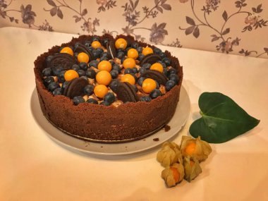 Mutfakta çilekli cheesecake.