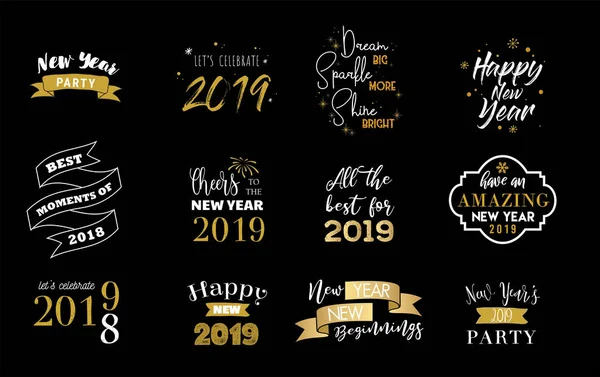 Feliz Ano Novo 2019 conjunto de emblemas tipográficos. Logotipo do vetor, design de texto. Preto, branco e dourado. Usável para banners, cartões de saudação, presentes etc . —  Vetores de Stock