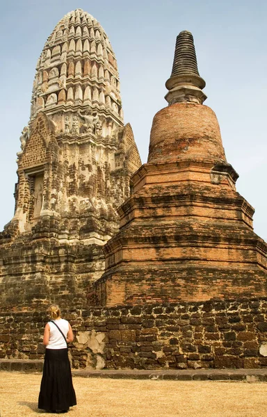 Turista Guarda Chedi Prang All Interno Del Complesso Wat Ratchaburana — Foto Stock